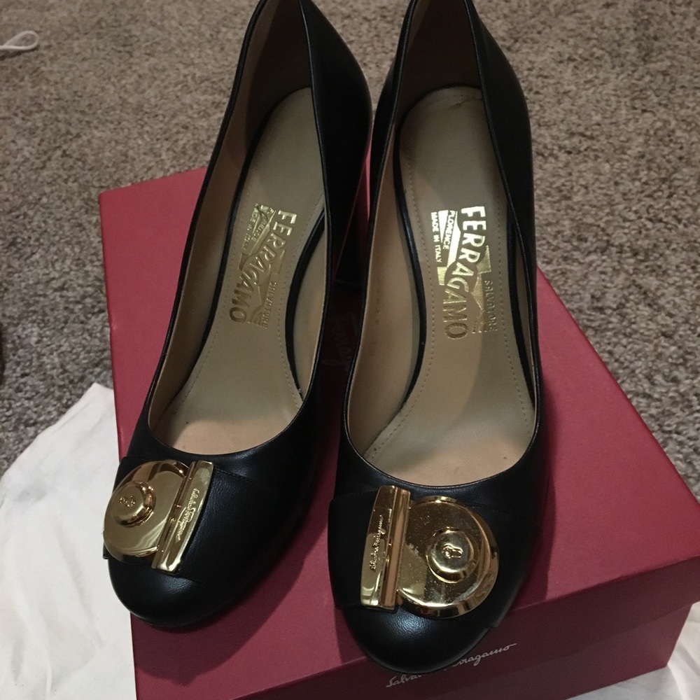 Ferragamo black heels with large logo in black